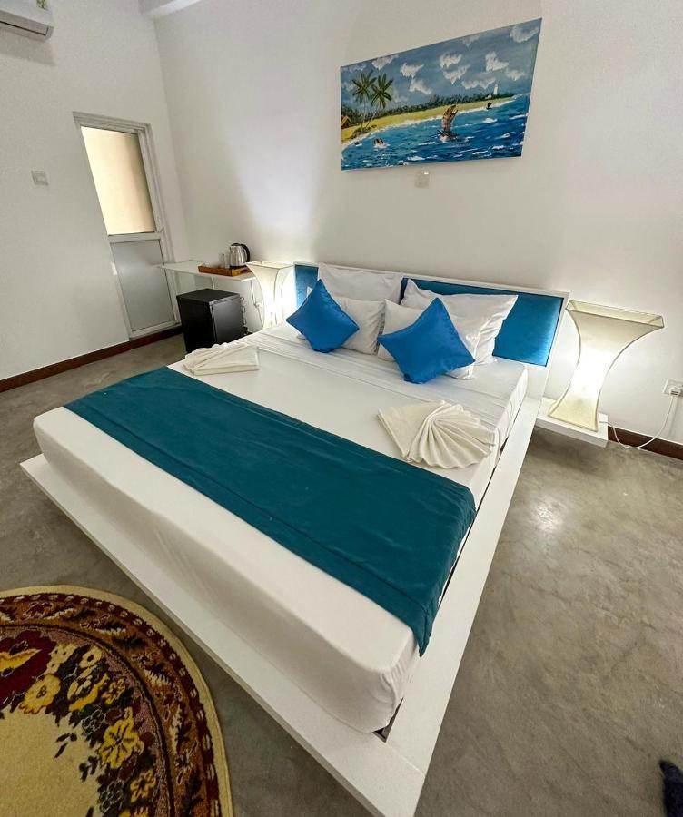 Sunset Sands Хиккадува Номер фото