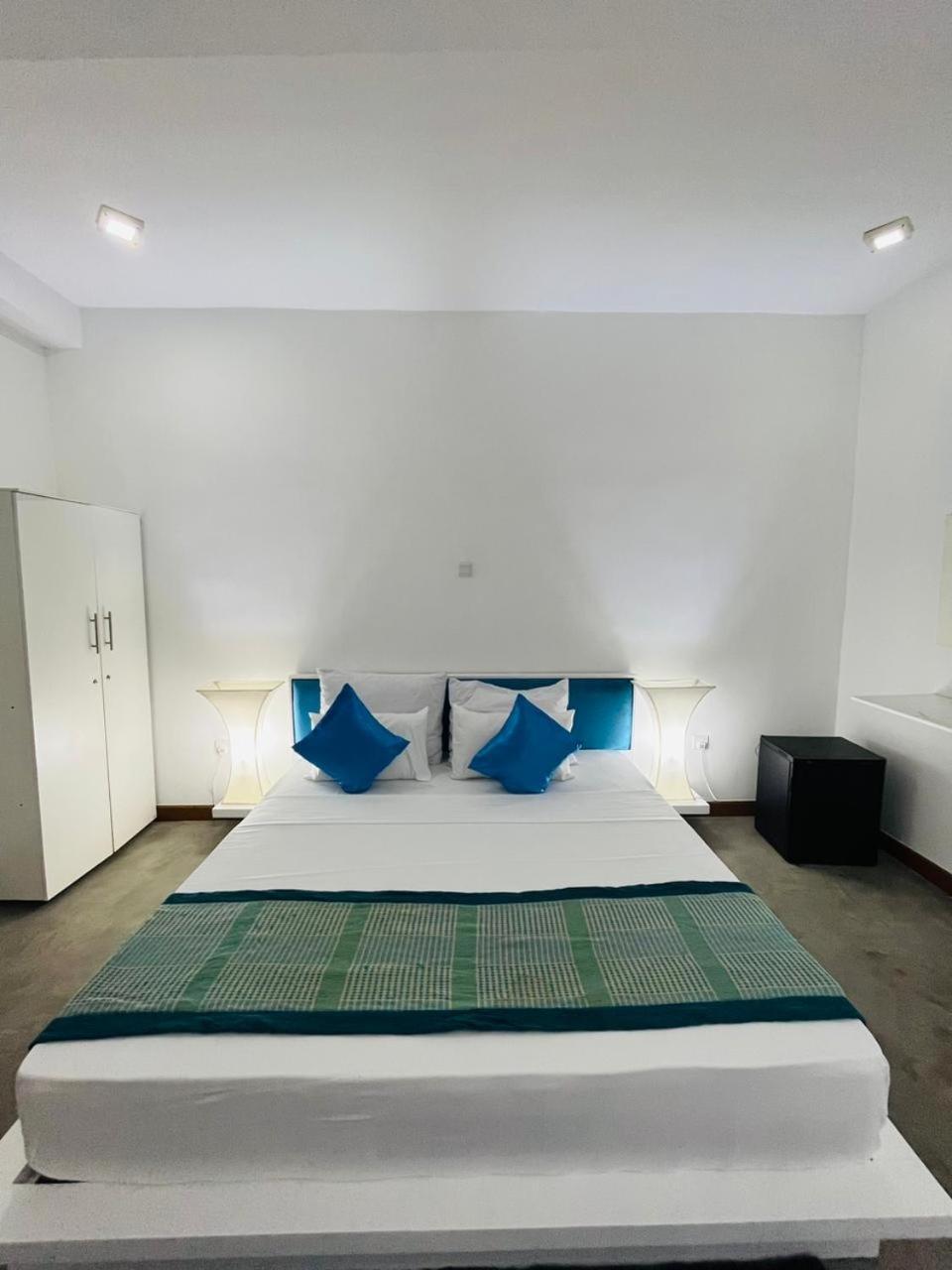 Sunset Sands Хиккадува Номер фото